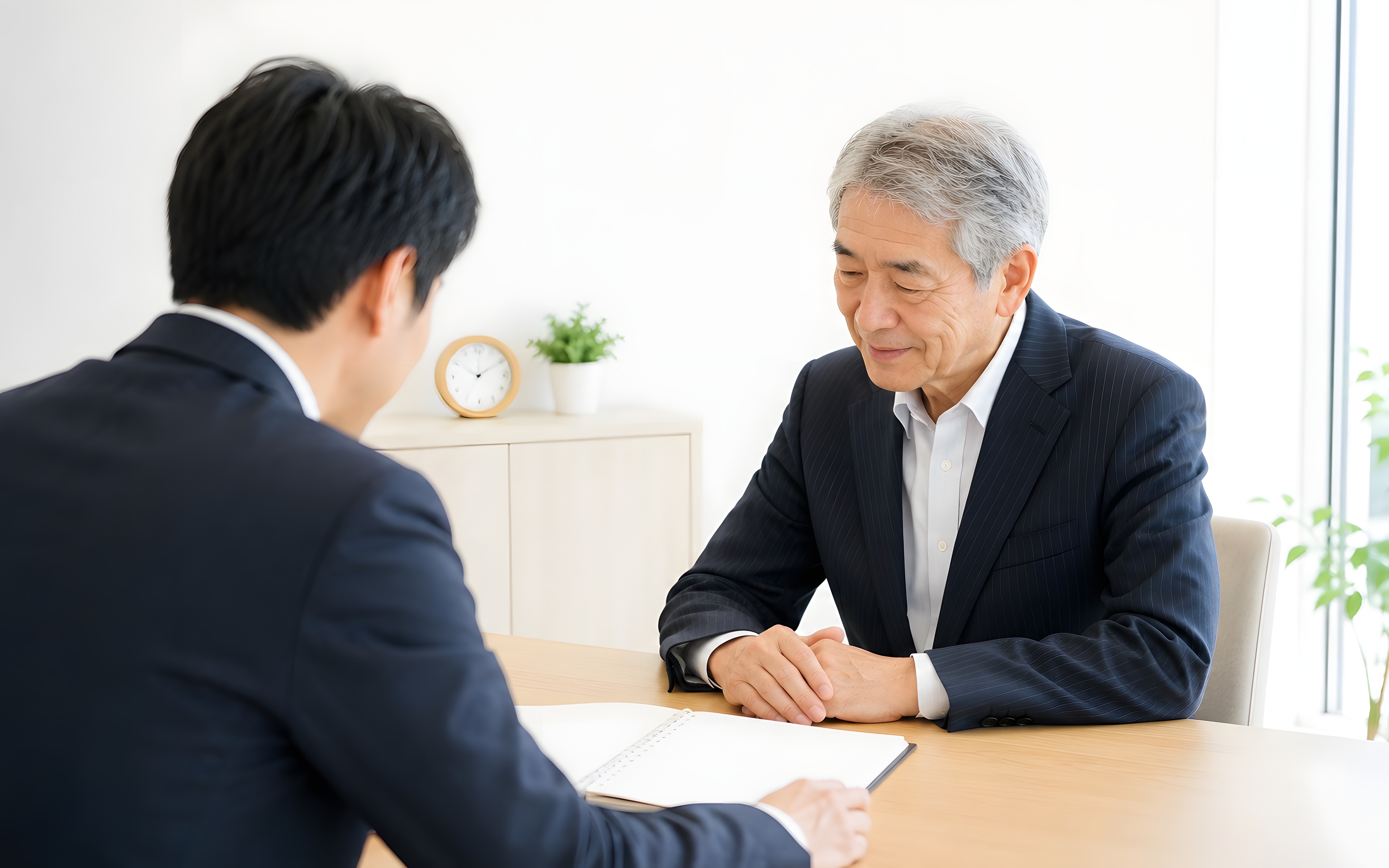 書類⁠を確認している様子